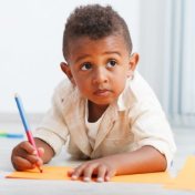 Criança desenhando com lápis de cor
